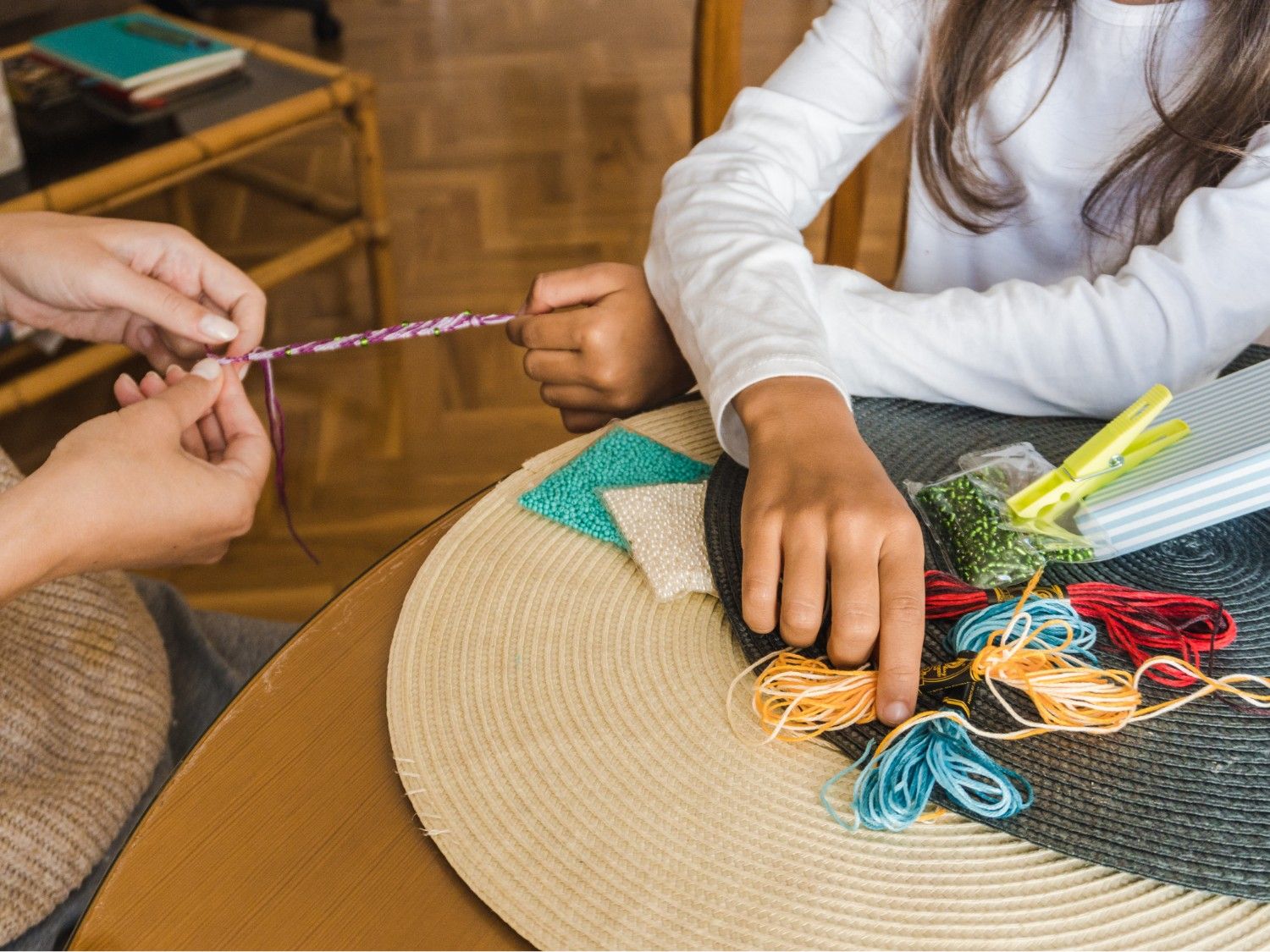 📢 Conversar mientras crean algo para otra persona