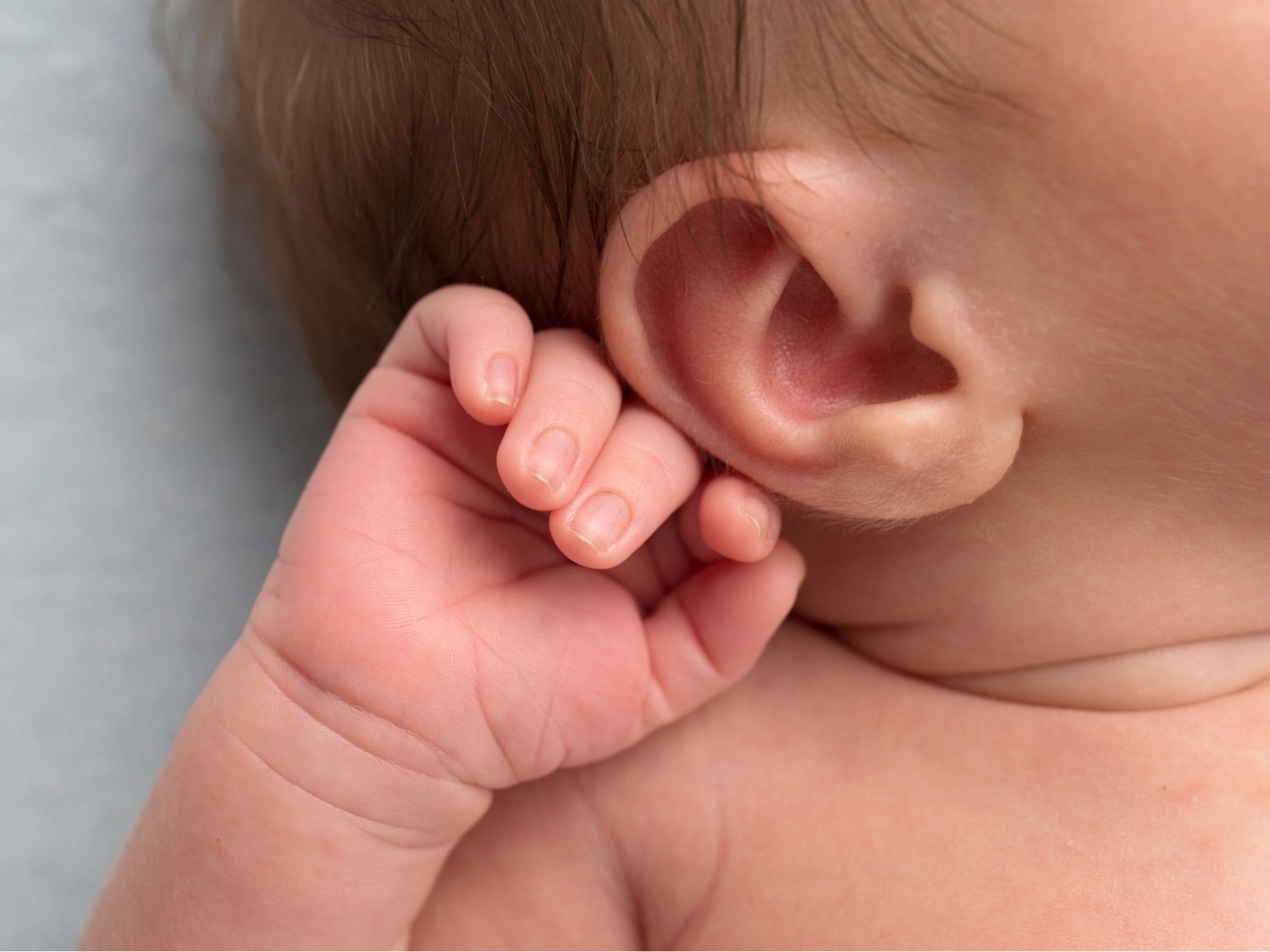 Paseo del dedo por la oreja