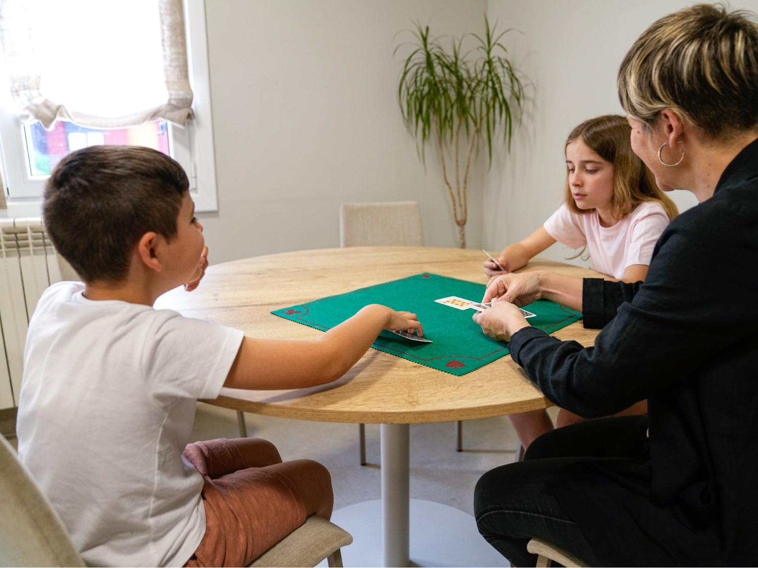 Paseo de manos por la mesa
