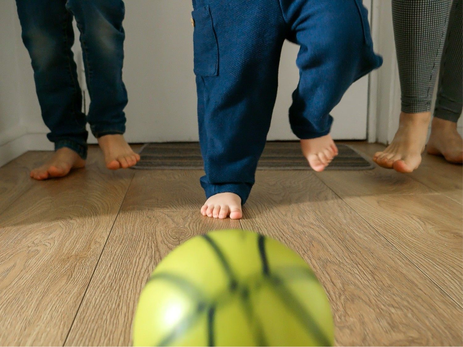 Rodar la pelota con los pies