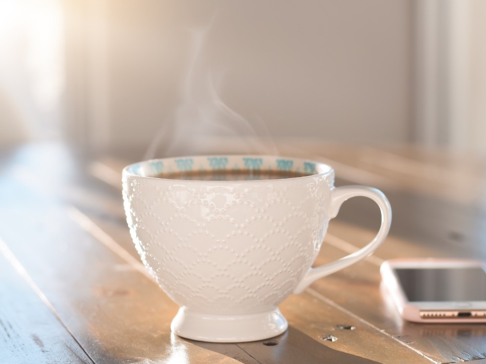 Taza cálida con atención