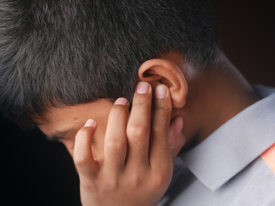 Bee-breath con manos en orejas