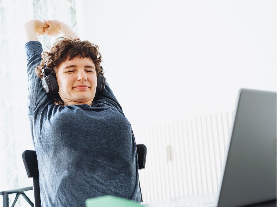 Estiramiento gato–vaca sentado