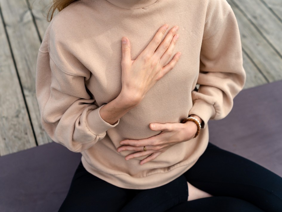 Mano en pecho, mano en abdomen