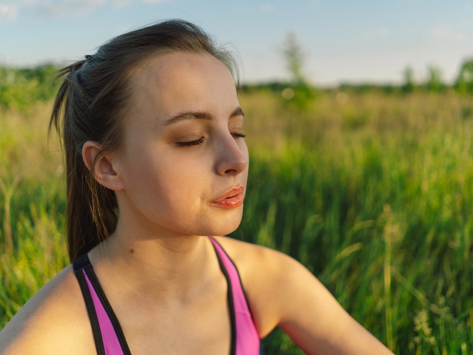 Suspiro fisiológico (doble inhalación y exhalación larga)