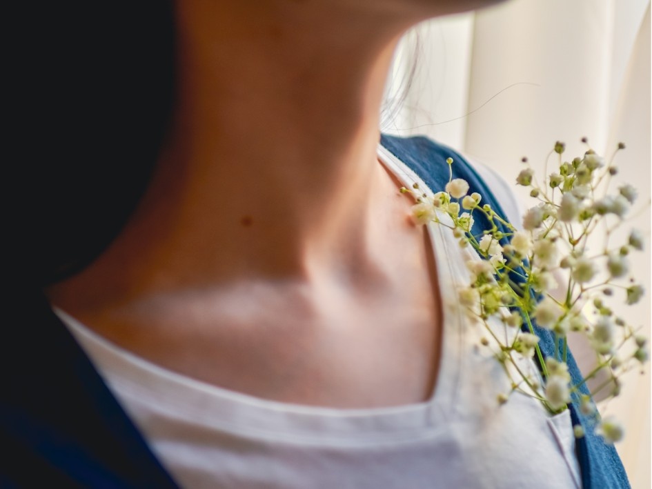 Tapping suave en clavículas