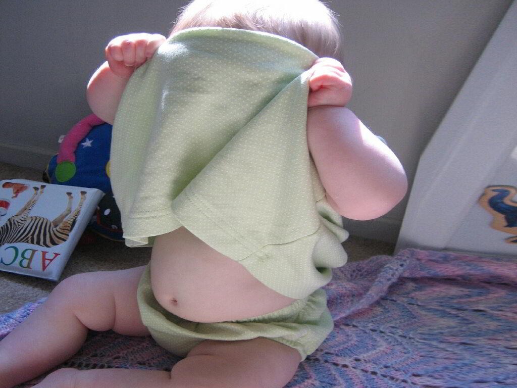 🎁 ¿Quieres tapar un juguete con un paño o destaparlo?