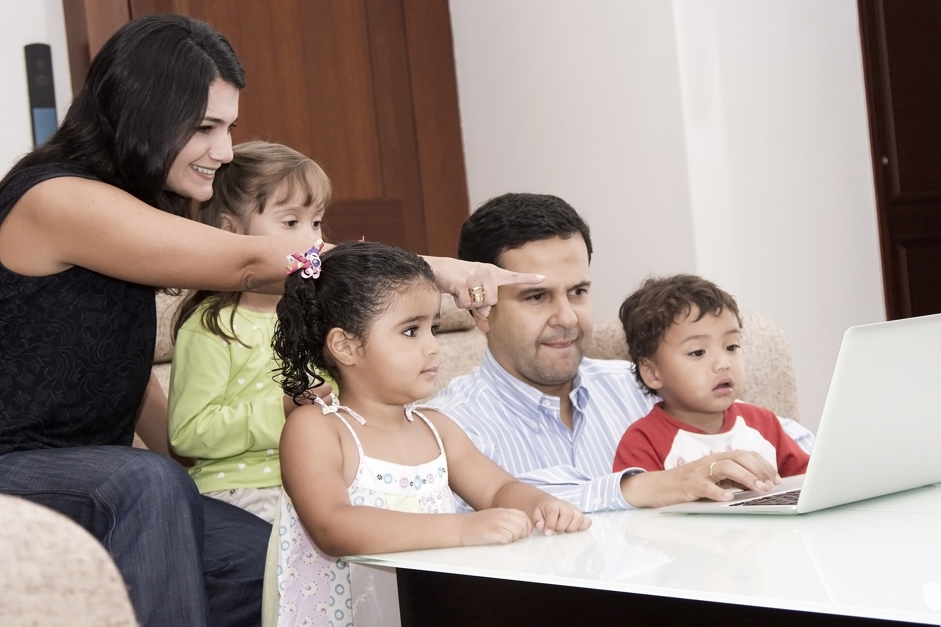 👋 ¿Quieres mandarle un saludo a alguien que está aquí o a alguien por foto?