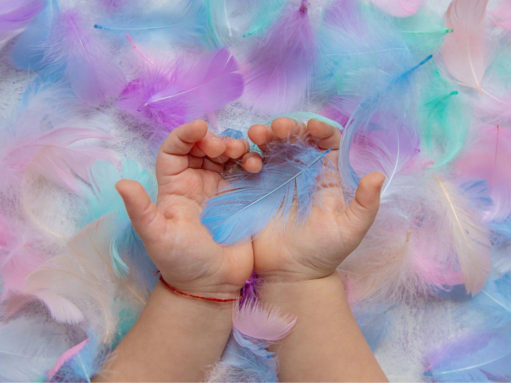 Acariciar con plumas o telas suaves