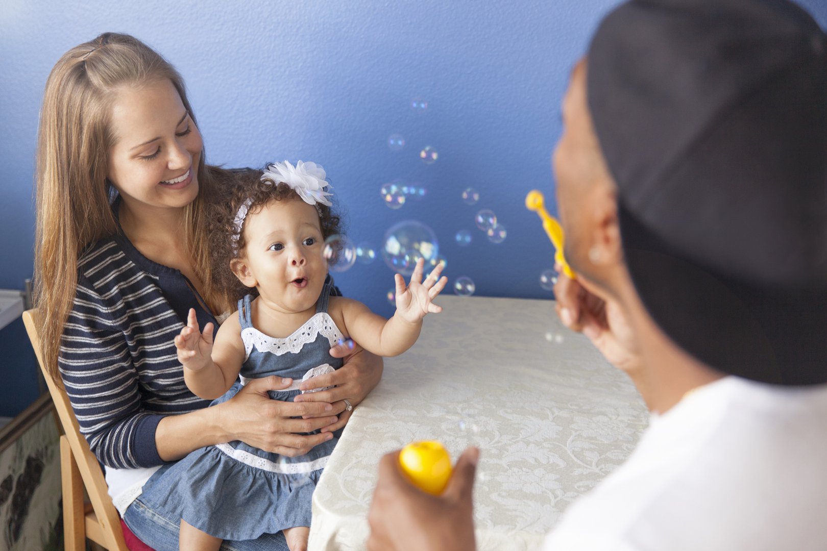 📢 Haz que participe en cuentos o juegos de rol simples