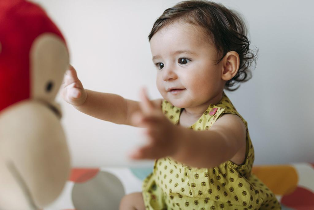 📢 Habla mientras manipula objetos o juega solo/a