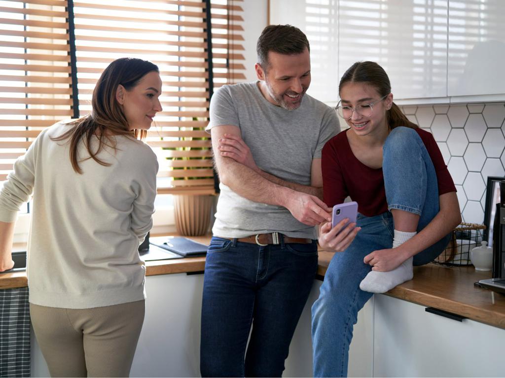 📢 Muestra interés por sus relaciones sociales sin invadir