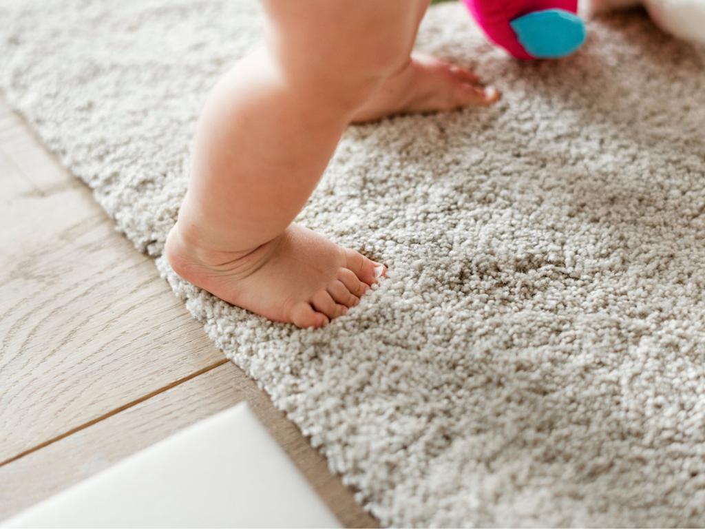 Caminar descalzo sobre alfombra suave