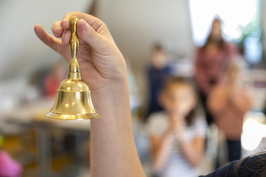 Juego de silencio con campanita