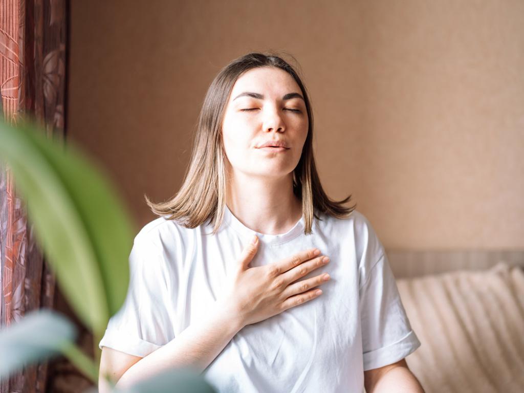 Técnica de la mano en el pecho