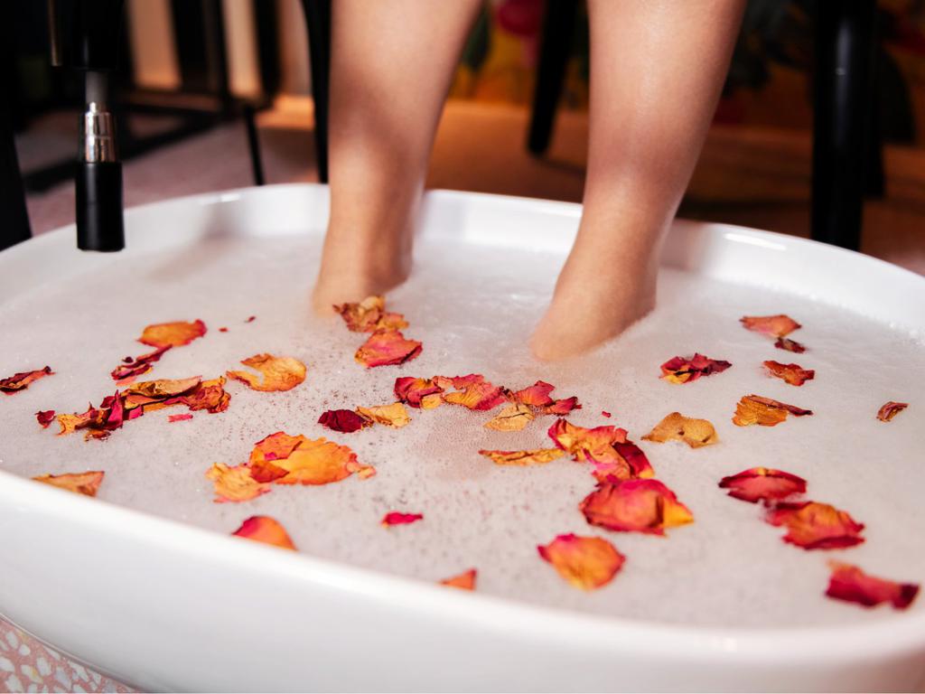 Baño de pies con agua tibia y sales