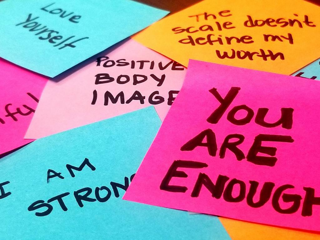 Afirmaciones escritas en post-it